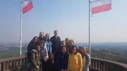 Młodzież wiślańskiego LO na tle panoramy Krakowa